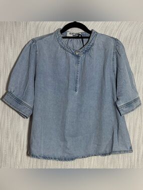 Velvet Heart Light Blue Denim Short Sleeve Pullover Top
